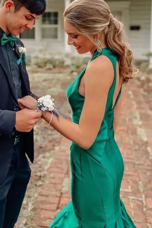 Green Halter V-Neck Mermaid Satin Pleated Long Formal Prom Dress
